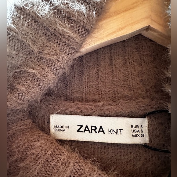 Knit turtleneck. - Picture 4 of 4